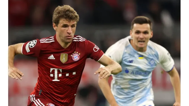 Thomas Mullers of Bayern Munich (left) tries to avoid defender Oleksandr Andriyevskiy of Dynamo Kyiv