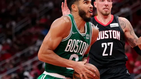 Jaysom Tatum of Boston Celtics (left) tries to score infront of Daniel Theis of Houston Rockets (Futbolsites)