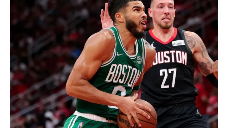 Jaysom Tatum of Boston Celtics (left) tries to score infront of Daniel Theis of Houston Rockets (Futbolsites)