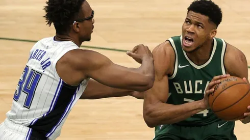 Wendell Carter Jr of Orlando Magic (left) triest to stop Giannis Antetokounmpo