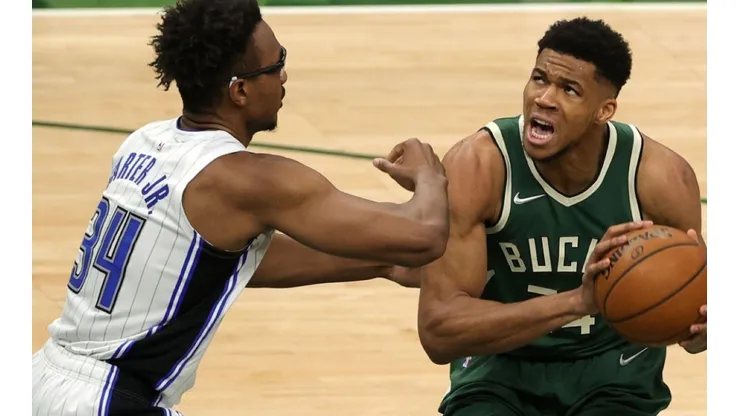 Wendell Carter Jr of Orlando Magic (left) triest to stop Giannis Antetokounmpo