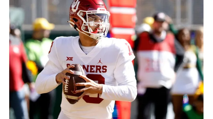 Caleb Williams #13 of the Oklahoma Sooners looks to throw against the Baylor Bears