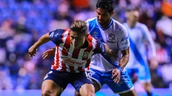 Jose Godínez of Chivas (left) against Diego de Buen of Puebla.