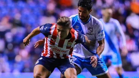 Jose Godínez of Chivas (left) against Diego de Buen of Puebla.