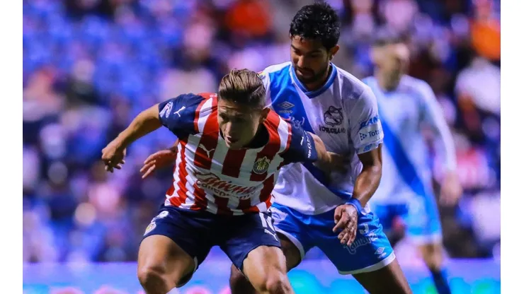 Jose Godínez of Chivas (left) against Diego de Buen of Puebla.