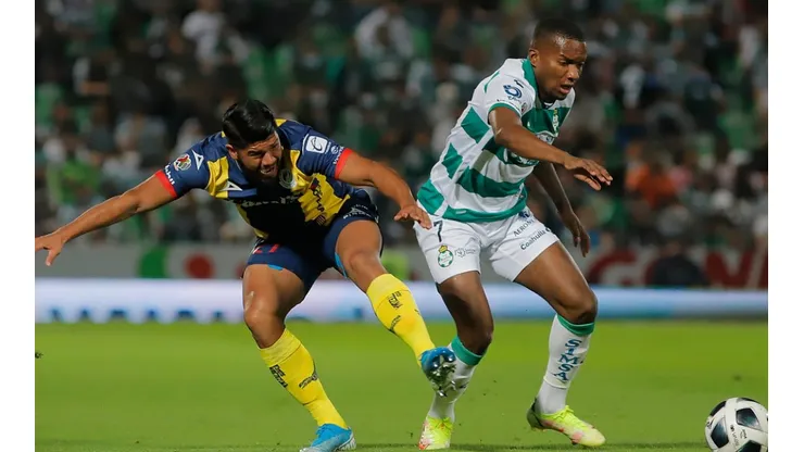 Juan Otero of Santos (right) and Jair Díaz of Atletico San Luis.