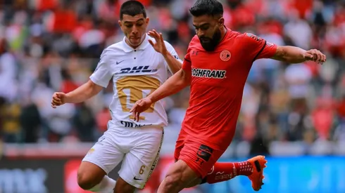 Alexis Canelo of Toluca (right) against Erik Lira of Pumas UNAM.