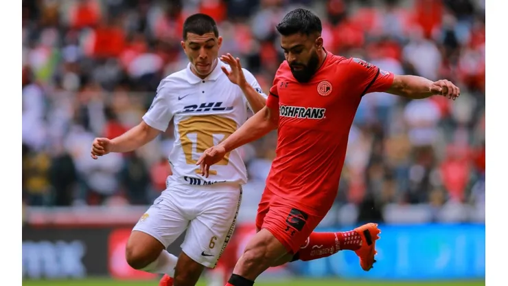 Alexis Canelo of Toluca (right) against Erik Lira of Pumas UNAM.