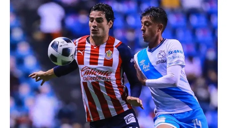 Antonio Briseño of Chivas (left) against Pablo Parra of Puebla.