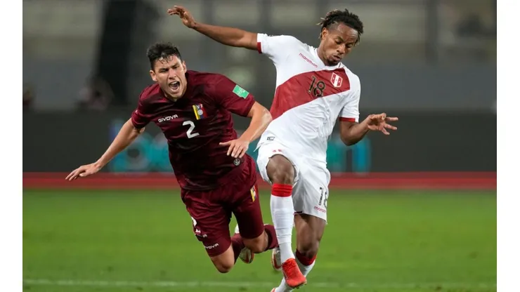 Nahuel Ferraresi of Venezuela (left) gets fault by André Carrillo of Peru
