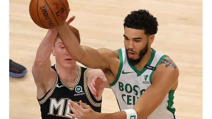 Kevin Huerter of the Hawks (left) and Jayson Tatum of Celtics