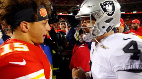 Patrick Mahomes of Chiefs (left) greets Derek Carr of Raiders after a game in 2018