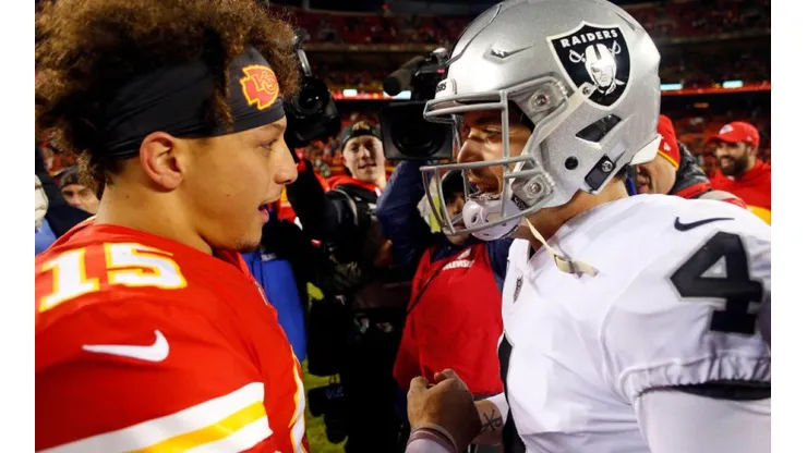 Patrick Mahomes of Chiefs (left) greets Derek Carr of Raiders after a game in 2018