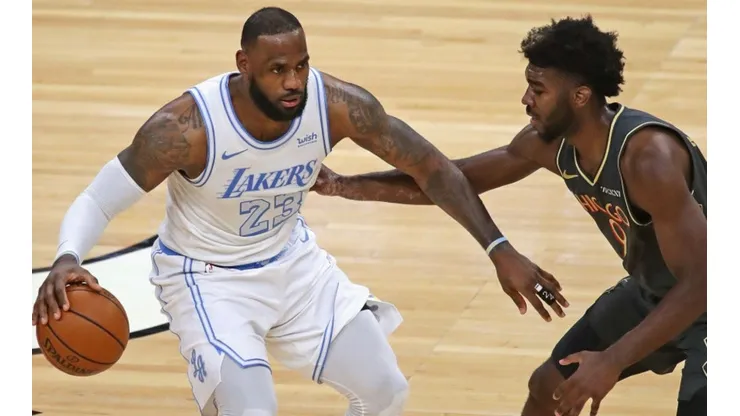 LeBron James of Lakers (left) tries to avoid defender Patrick Williams of the Bulls
