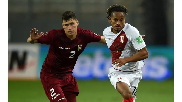 Nahuel Ferraresi of Venezuela and André Carrillo of Peru