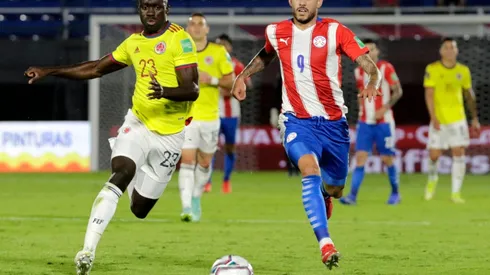 Davinson Sanchez of Colombia fights for the ball with Antonio Sanabria of Paraguay.