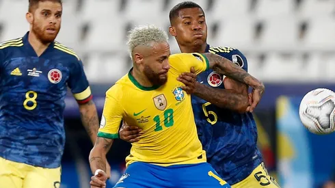 Neymar Jr. of Brazil fights for the ball with Wilmar Barrios of Colombia.