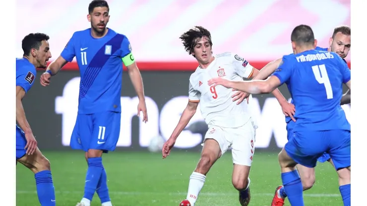 Bryan Gil of Spain (center) in action against Greece players