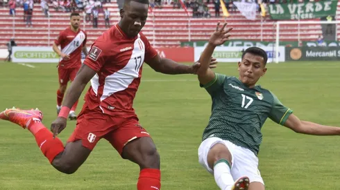 Luis Advincula of Peru (left) and Roberto Fernandez of Bolivia.