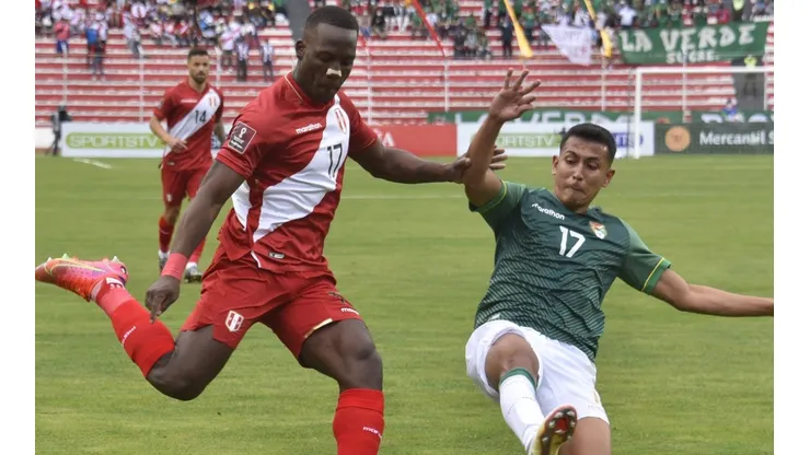 Luis Advincula of Peru (left) and Roberto Fernandez of Bolivia.