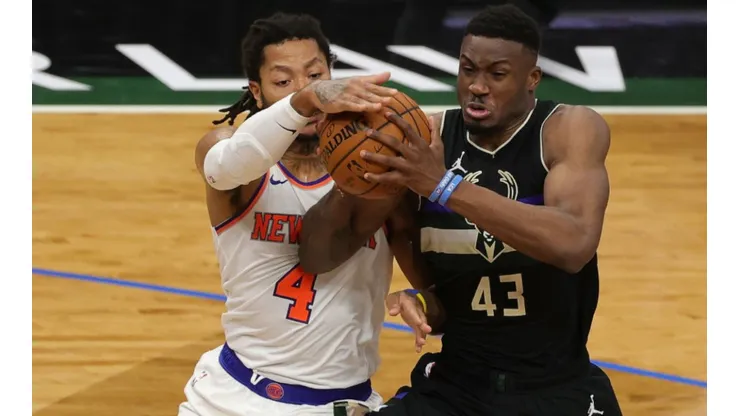 Derrick Rose of New York Knicks (left) fights for ball possession against Thanasis Antetokounmpo of Milwaukee Bucks