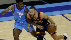 Armoni Brooks of the Rockets (left) tries to block Steph Curry of the Warriors