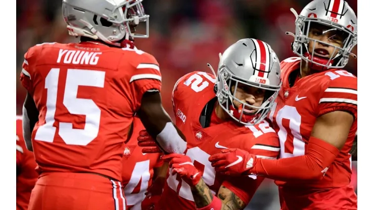 Defensive players Lathan Ransom and Young of the Ohio State Buckeyes during the game vs Penn State by Emilee Chinn (Futbolsites)