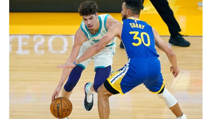 LaMelo Ball of Charlotte Hornets (left) tries to past Steph Curry of Golden State Warriors