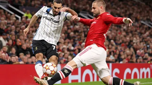 Davide Zappacosta of Atalanta BC battles for possession with Luke Shaw of Manchester United