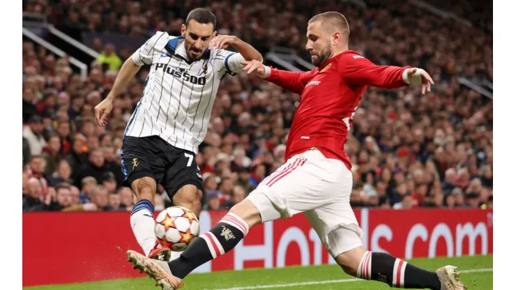 Davide Zappacosta of Atalanta (left) tries to avoid defender Luke Shaw of Manchester United