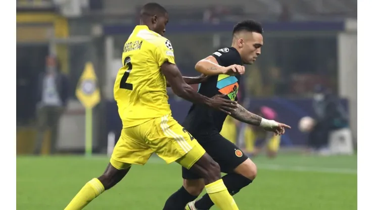 Danilo Arboleda of Sheriff (left) tries to stop Lautaro Martinez of Internazionale