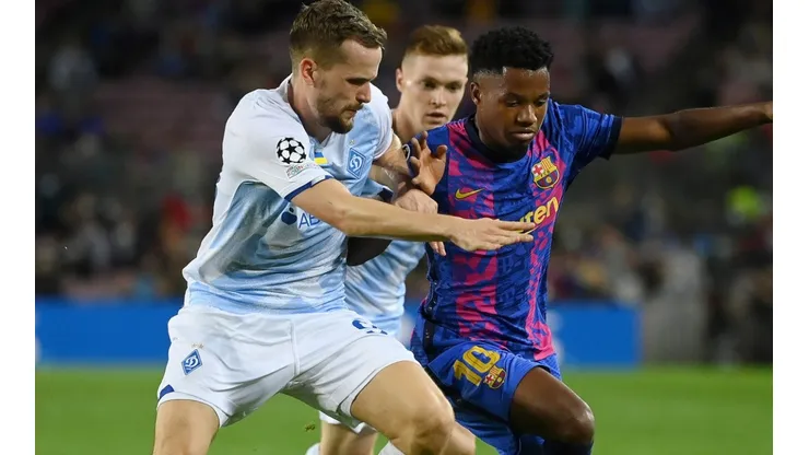 Ansu Fati of FC Barcelona and Tomasz Kedziora of Dynamo Kyiv