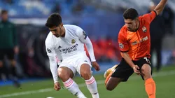 Marco Asensio of Real Madrid (left) fights for ball possession against Manor Solomon of Shakhtar Donetsk