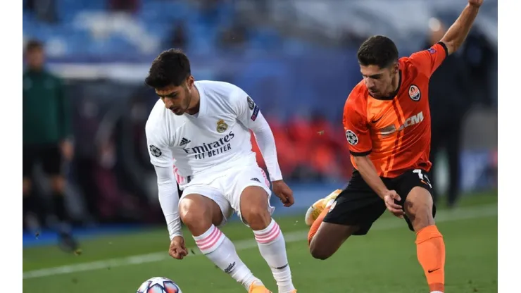 Marco Asensio of Real Madrid (left) fights for ball possession against Manor Solomon of Shakhtar Donetsk