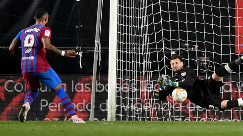 Memphis kick from the penalty spot is saved by Stole Dimitrievski