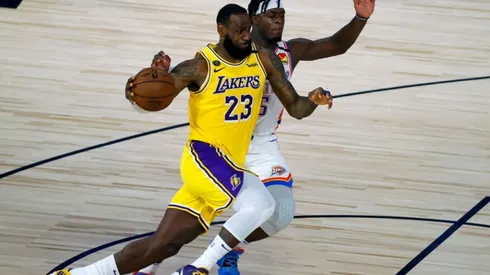 LeBron James of the Lakers (left) tries to pass Luguentz Dort of the Thunder