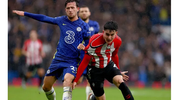 Ben Chilwell of Chelsea (left) tries to stop Valentino Livramento of Southampton