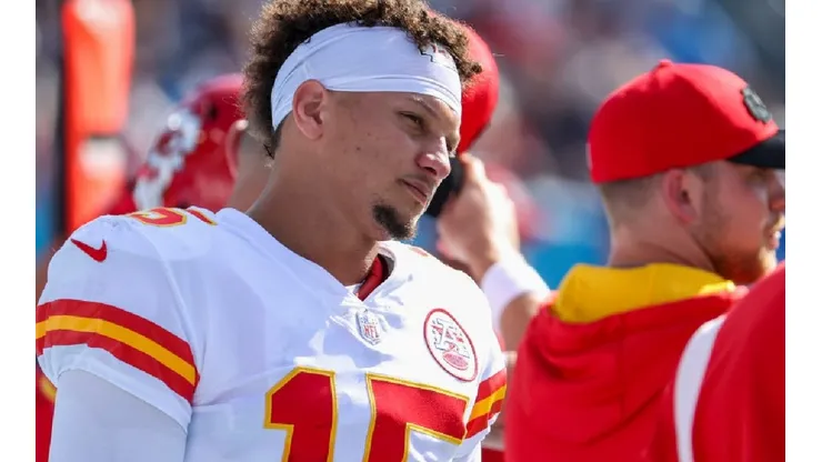 Patrick Mahomes looks how his team is falling against the Titans.