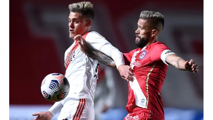 Federico Girotti of River (left) fights for ball possession against Miguel Torren of Argentinos Juniors