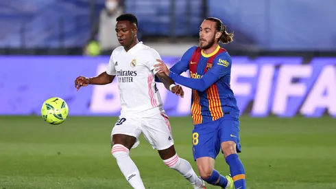 Vinicius Jr. of Real Madrid (left) and Oscar Mingueza of Barcelona