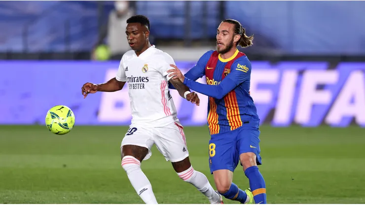 Vinicius Jr. of Real Madrid (left) and Oscar Mingueza of Barcelona