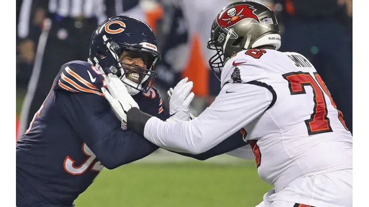 Robert Quinn of the Bears (left) tries to pass around Donovan Smith of the Buccaneers