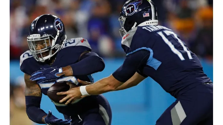 Derrick Henry (left) receives the ball from Tannehill in the MNF matchup against the Buffalo Bills