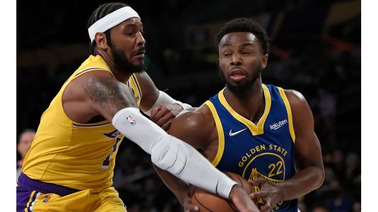 Carmelo Anthony of Los Angeles Lakers (left) tries to block Andrew Wiggins of GSW