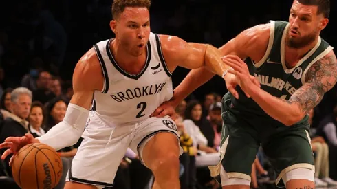 Blake Griffin of the Brooklyn Nets (left) tries to avoid Sandro Mamukelashvili of the Bucks
