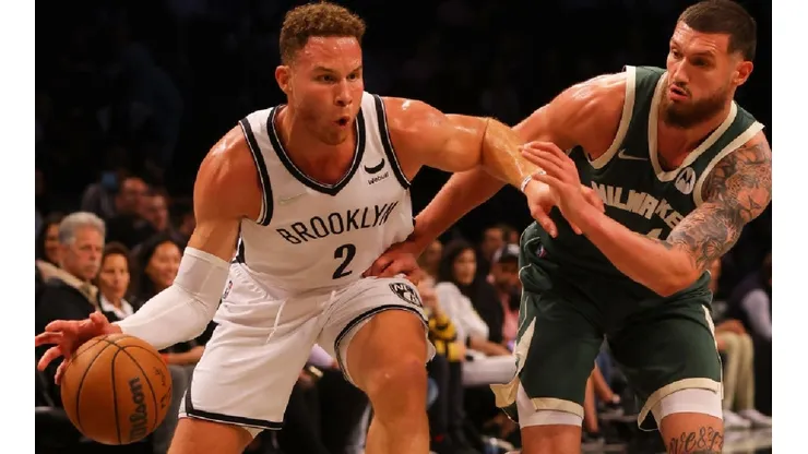 Blake Griffin of the Brooklyn Nets (left) tries to avoid Sandro Mamukelashvili of the Bucks
