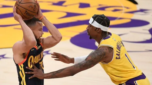 Stephen Curry of the GSW (left) prevents losing the ball to Caldwell-Pope of the Lakers