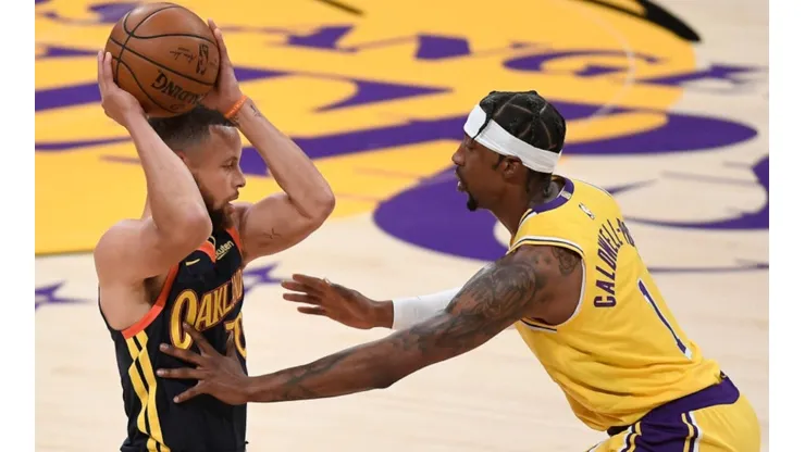 Stephen Curry of the GSW (left) prevents losing the ball to Caldwell-Pope of the Lakers