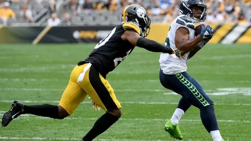 Cameron Sutton of the Steelers (left) tries to block Tyler Lockett of the Seahawks