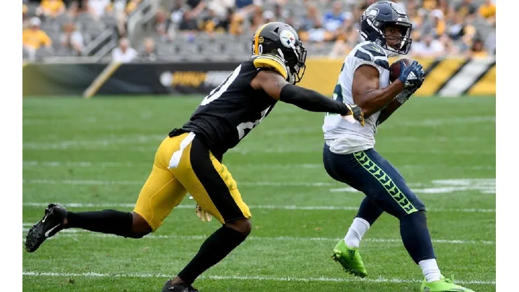 Cameron Sutton of the Steelers (left) tries to block Tyler Lockett of the Seahawks